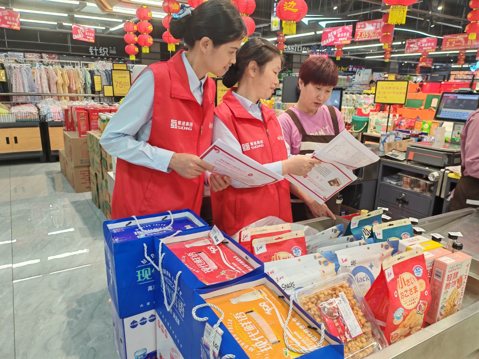 双莲所超市开展法律法规宣传.jpg 双莲所超市开展法律法规宣传.jpg