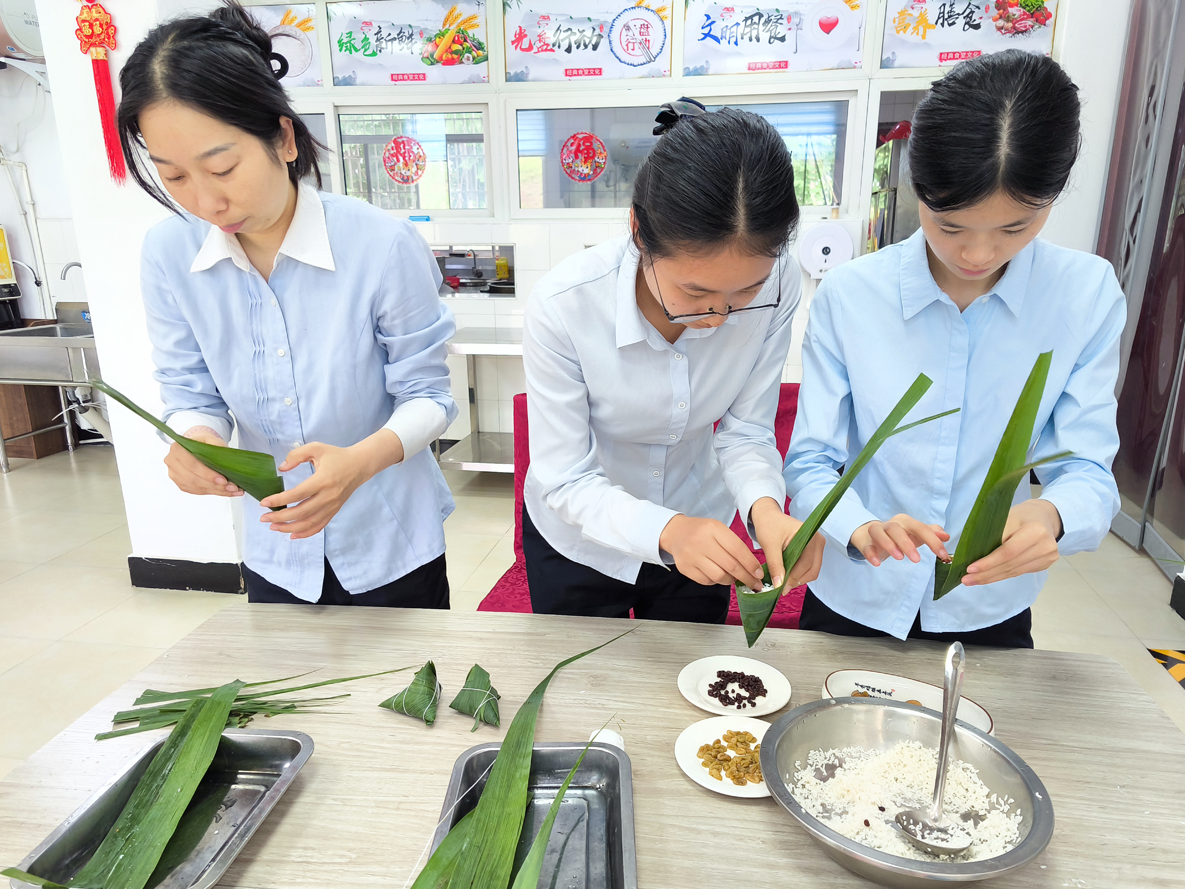 1.包粽子.png
