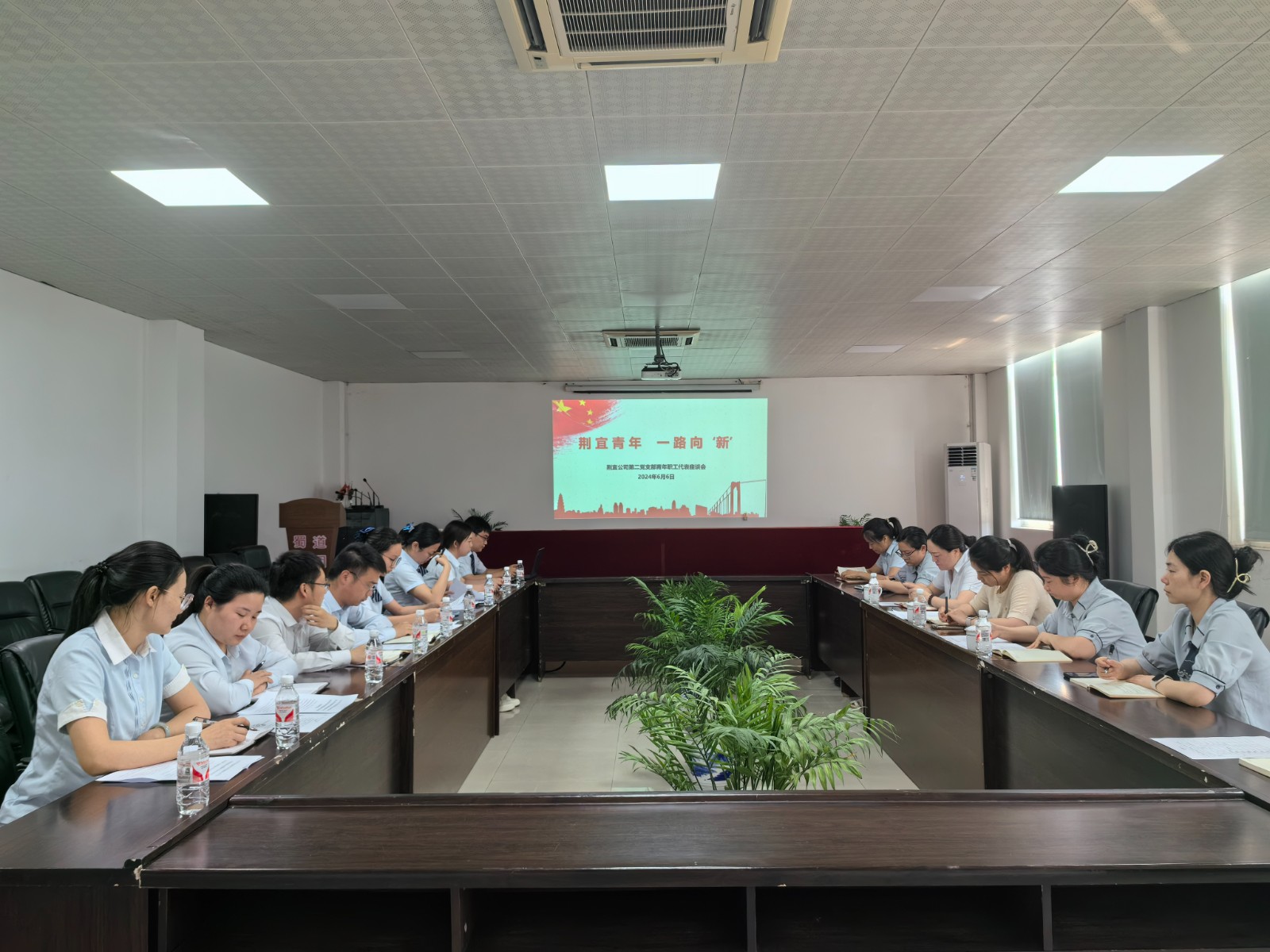 座谈会.jpg 座谈会.jpg