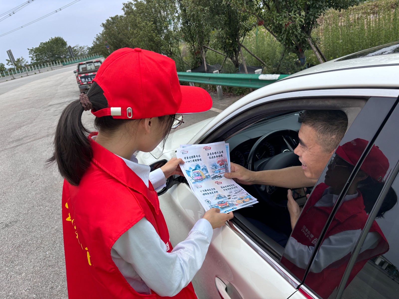向过往司乘发放行车安全知识.JPG