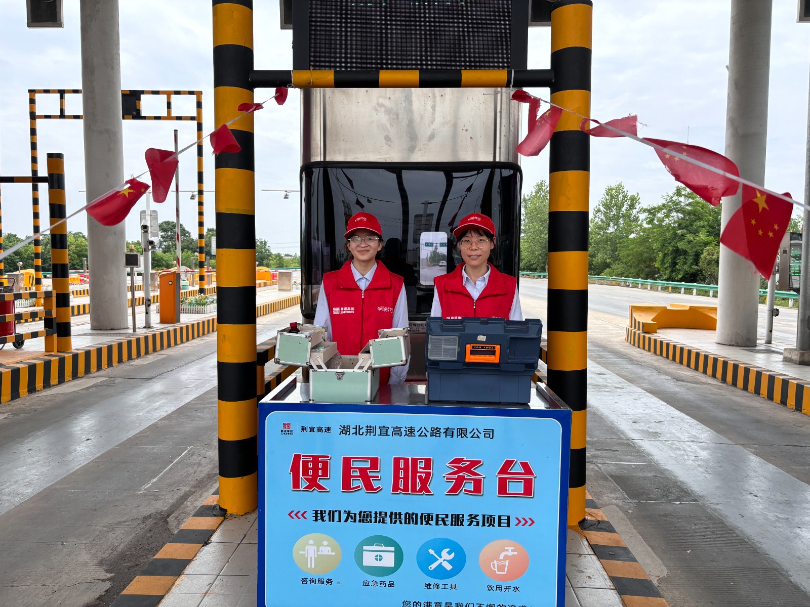 为司乘提供降暑药品和简易修车工具.JPG