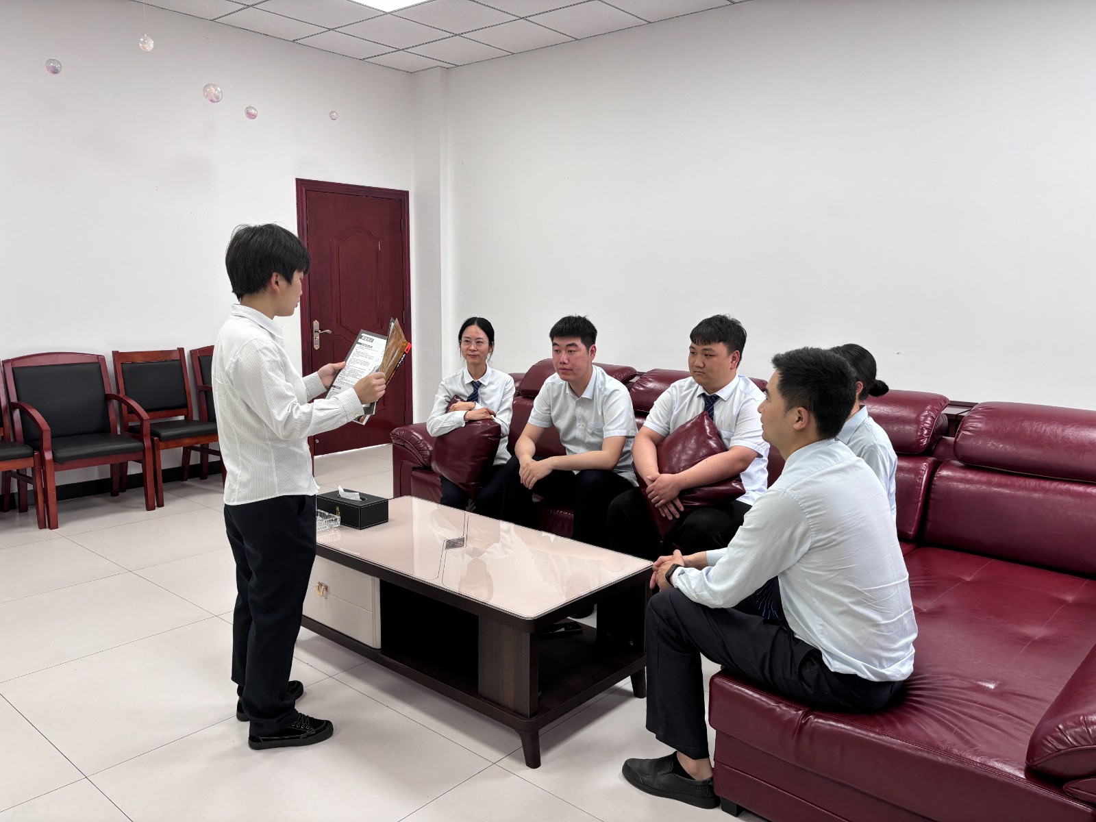 为职工讲授吉他相关知识.JPG