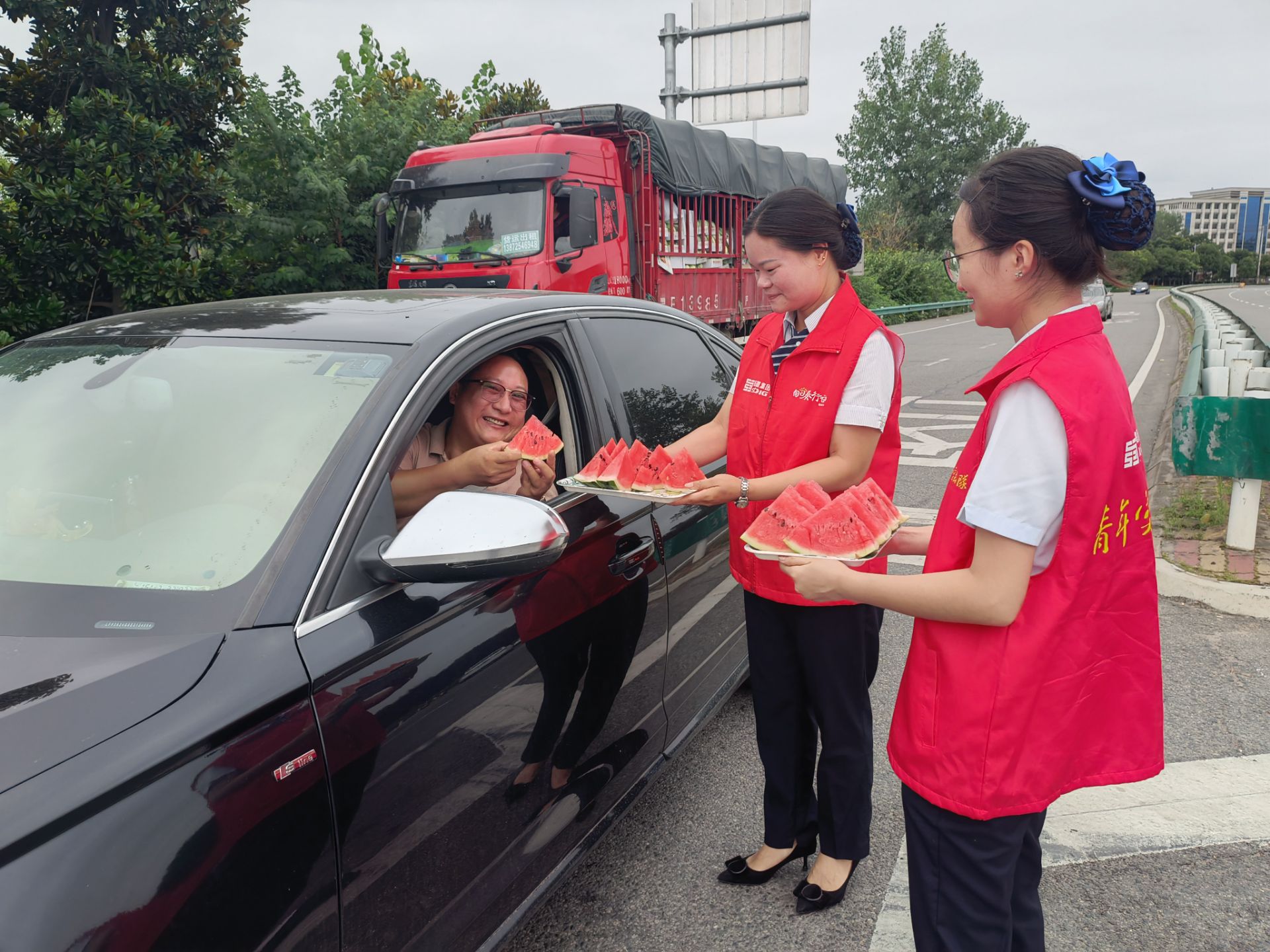 志愿者1.jpg 志愿者1.jpg