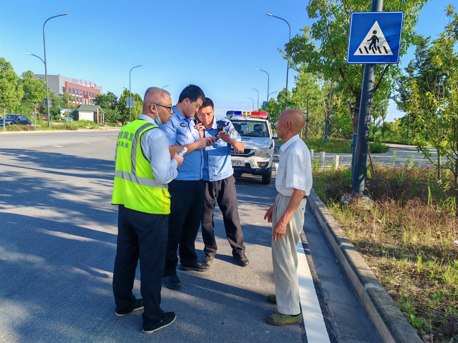 双莲管理所助九旬老人回家.jpg 双莲管理所助九旬老人回家.jpg