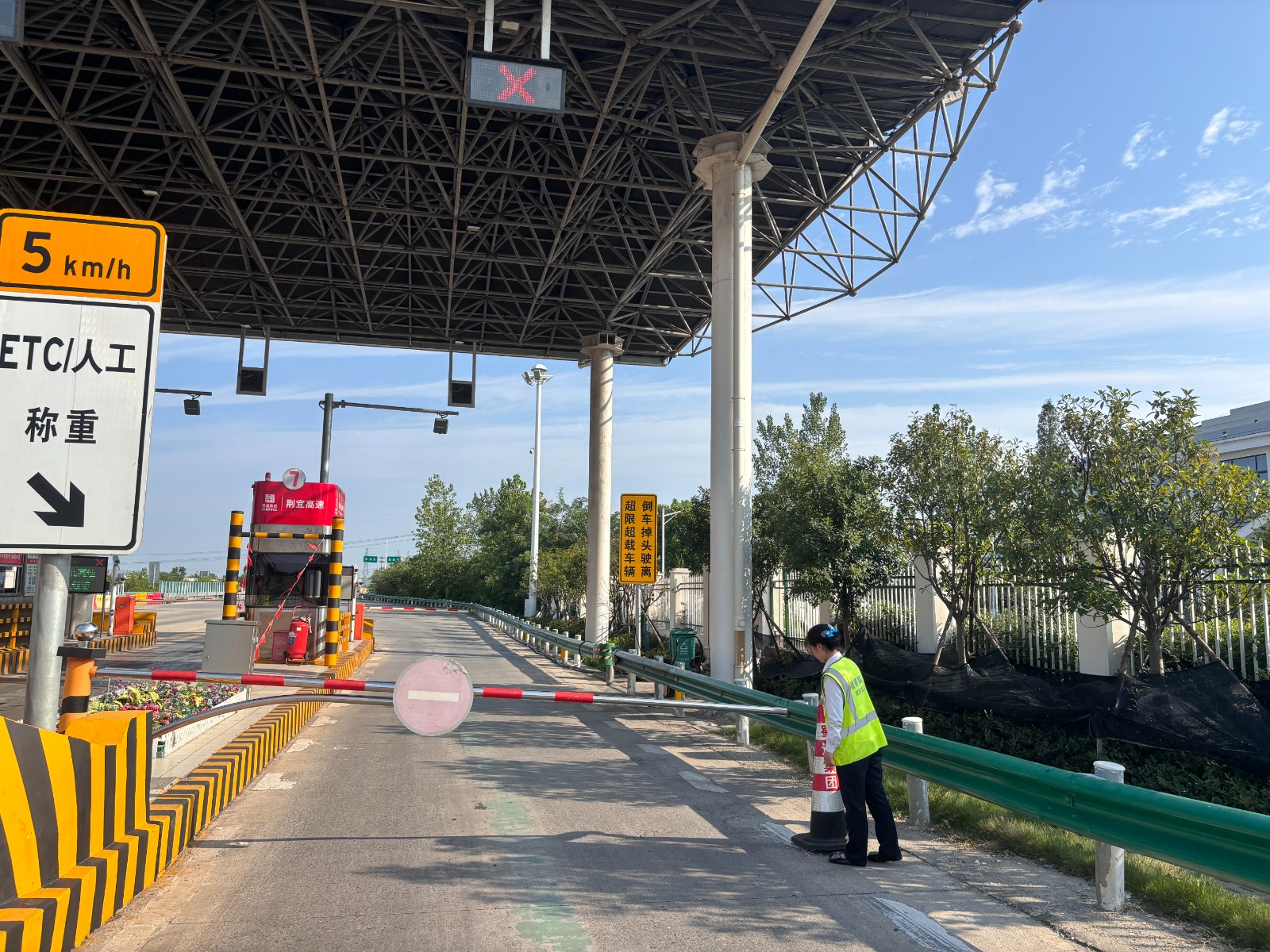 车道缺口部位摆放反光锥桶填补车道空缺.jpg 车道缺口部位摆放反光锥桶填补车道空缺.jpg
