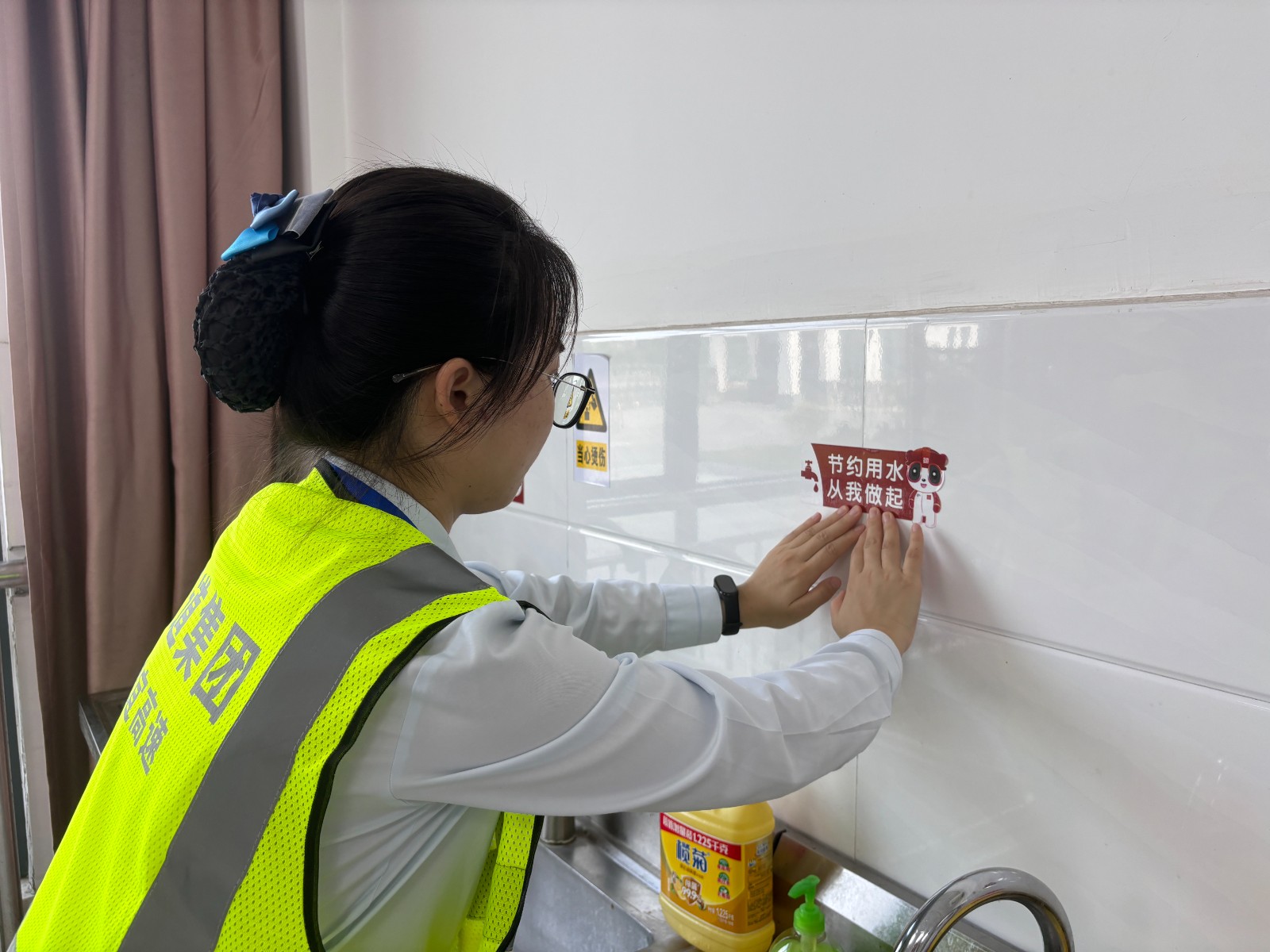 张贴节约用水温馨提示.jpg 张贴节约用水温馨提示.jpg