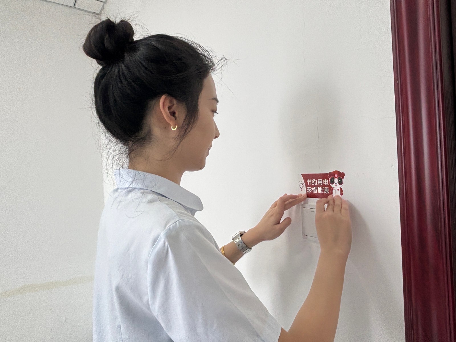 张贴节约用电温馨提示.jpg 张贴节约用电温馨提示.jpg