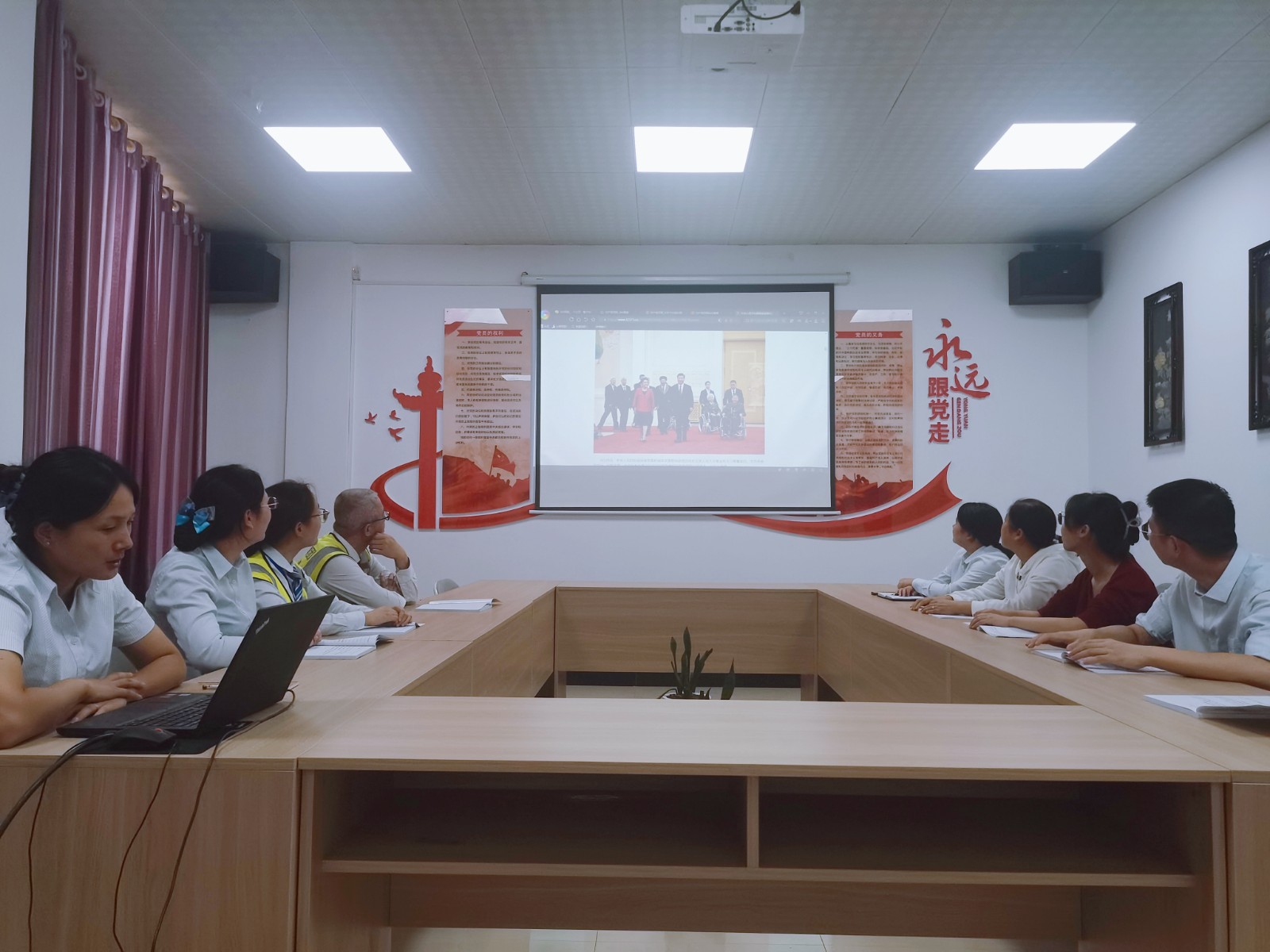 双莲管理组织学习“国家勋章”获得者先进事迹1.jpg 双莲管理组织学习“国家勋章”获得者先进事迹1.jpg