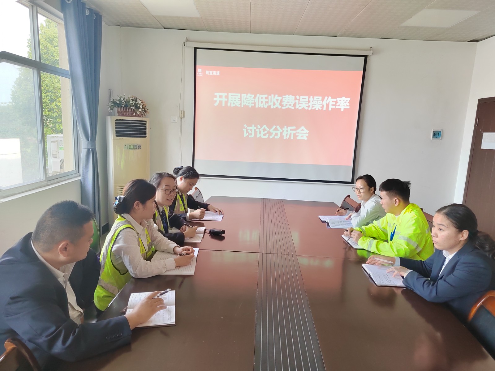 3组织开展班组交流讨论会。.jpg 3组织开展班组交流讨论会。.jpg