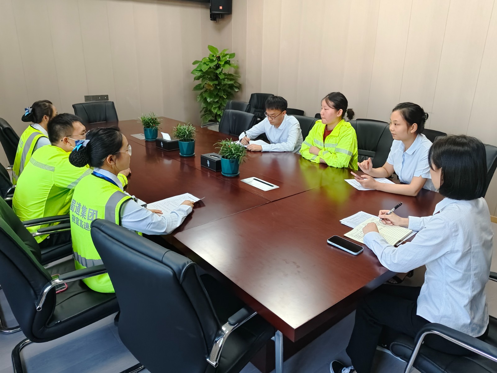 召开会议.jpg 召开会议.jpg