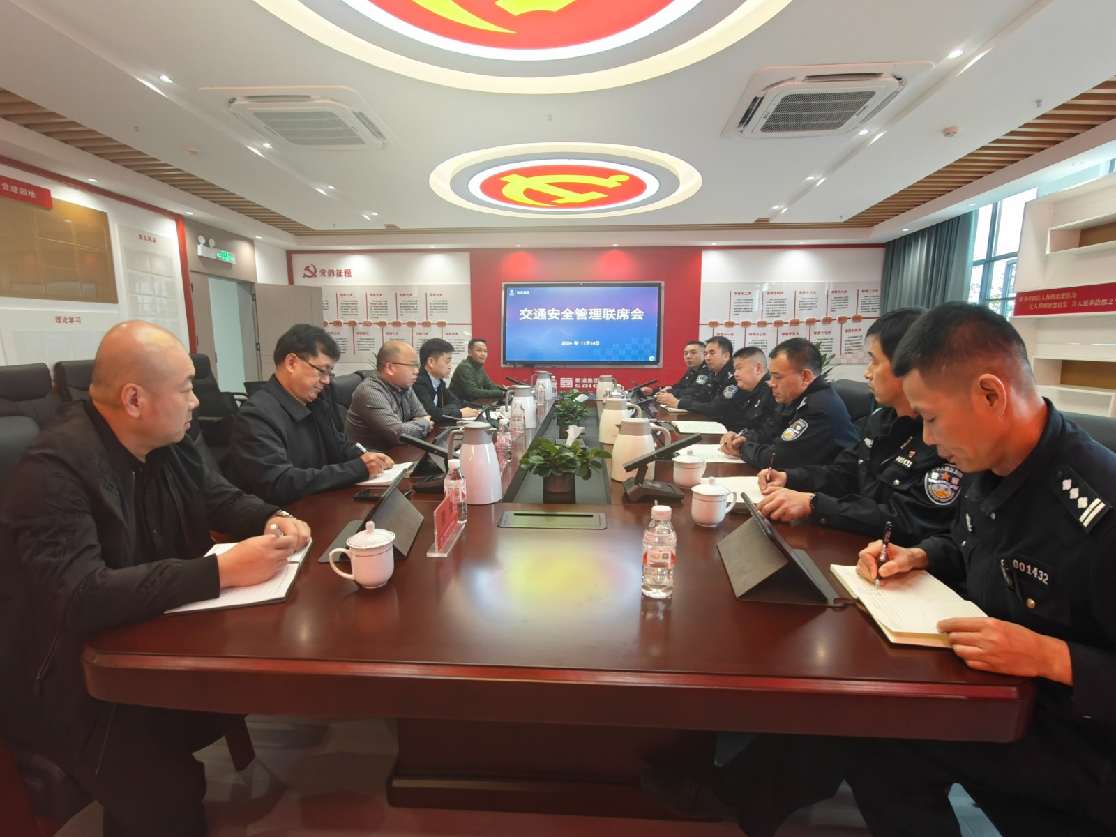 湖北省公安厅高警总队赴荆宜公司调研2.jpg 湖北省公安厅高警总队赴荆宜公司调研2.jpg