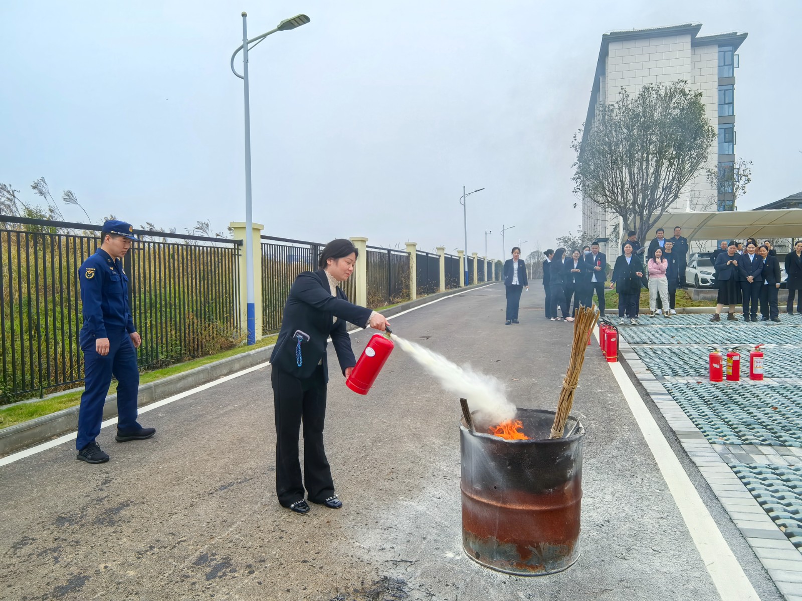 消防灭火演练.jpg 消防灭火演练.jpg