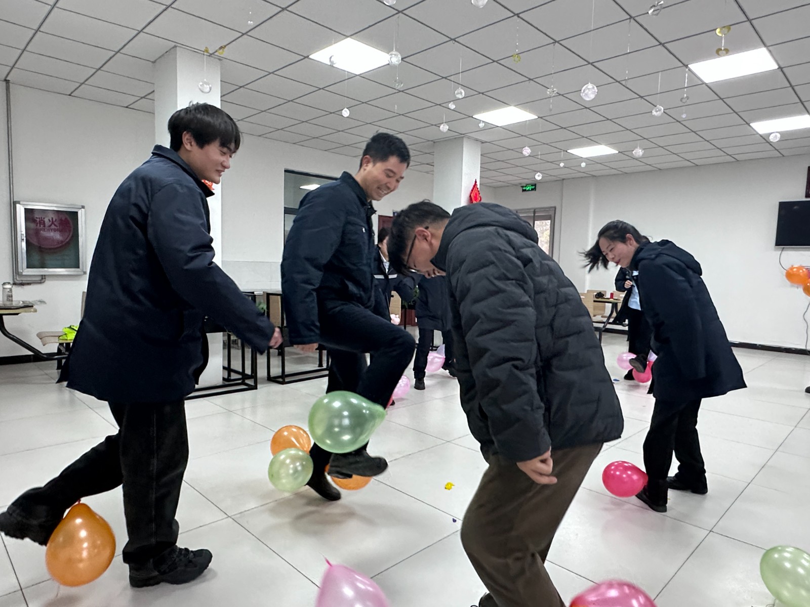 NO.3踩气球.jpg NO.3踩气球.jpg