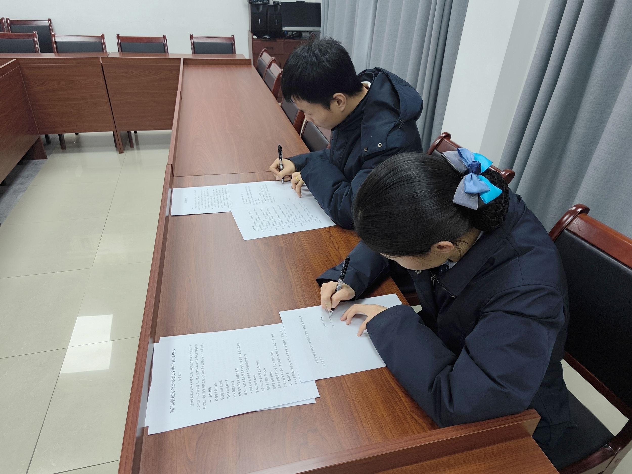 3.签订2025年度安全生产目标责任书.png 3.签订2025年度安全生产目标责任书.png