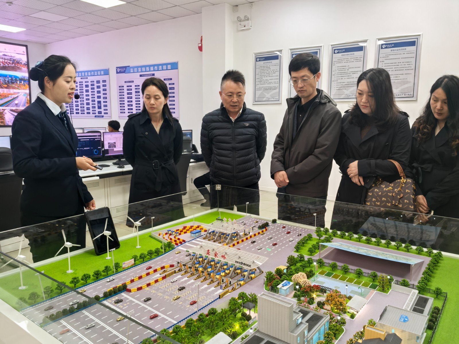 参观龚家岭收费站所沙盘展示.jpg 参观龚家岭收费站所沙盘展示.jpg