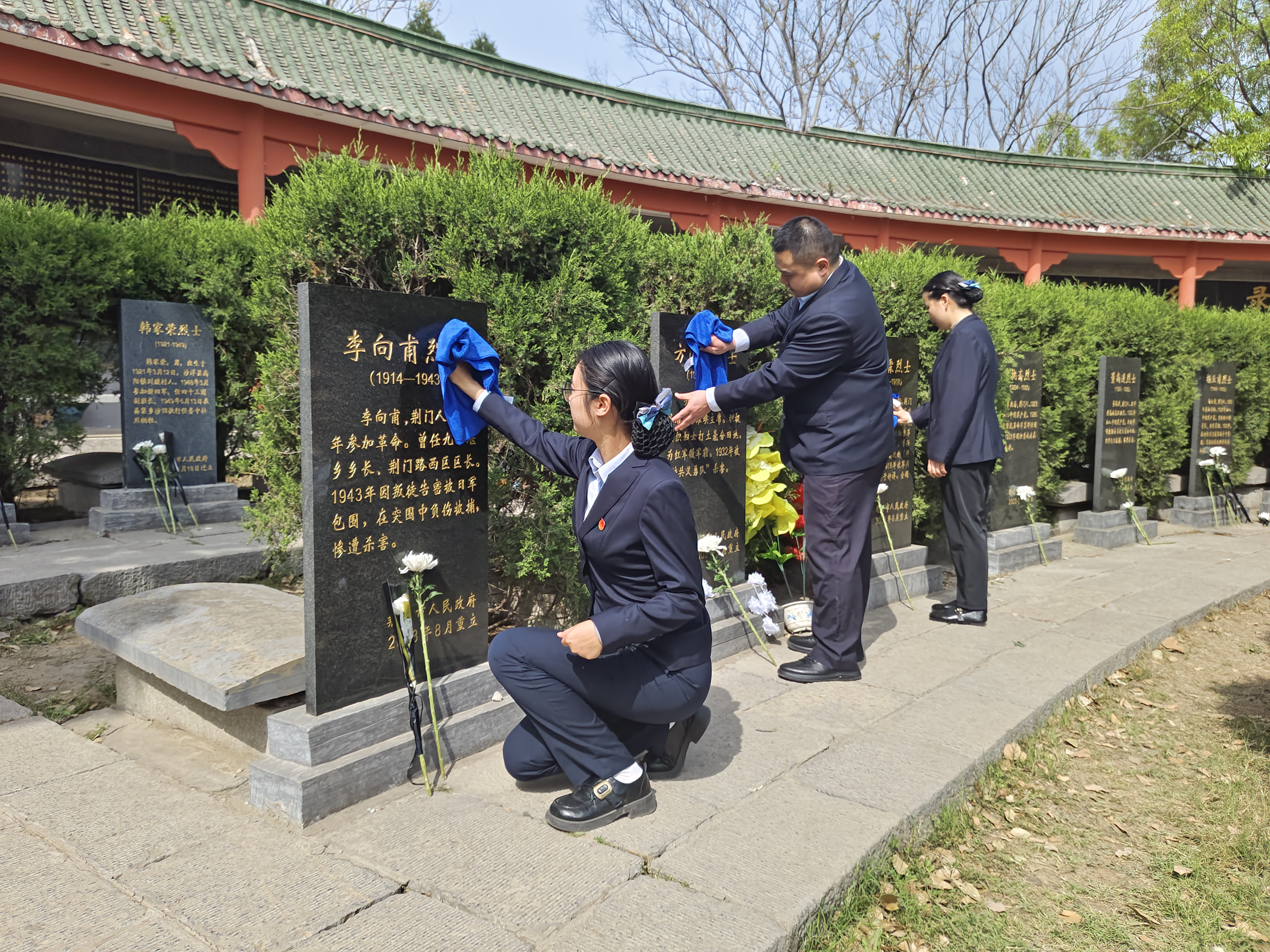 3.擦拭烈士纪念碑.png
