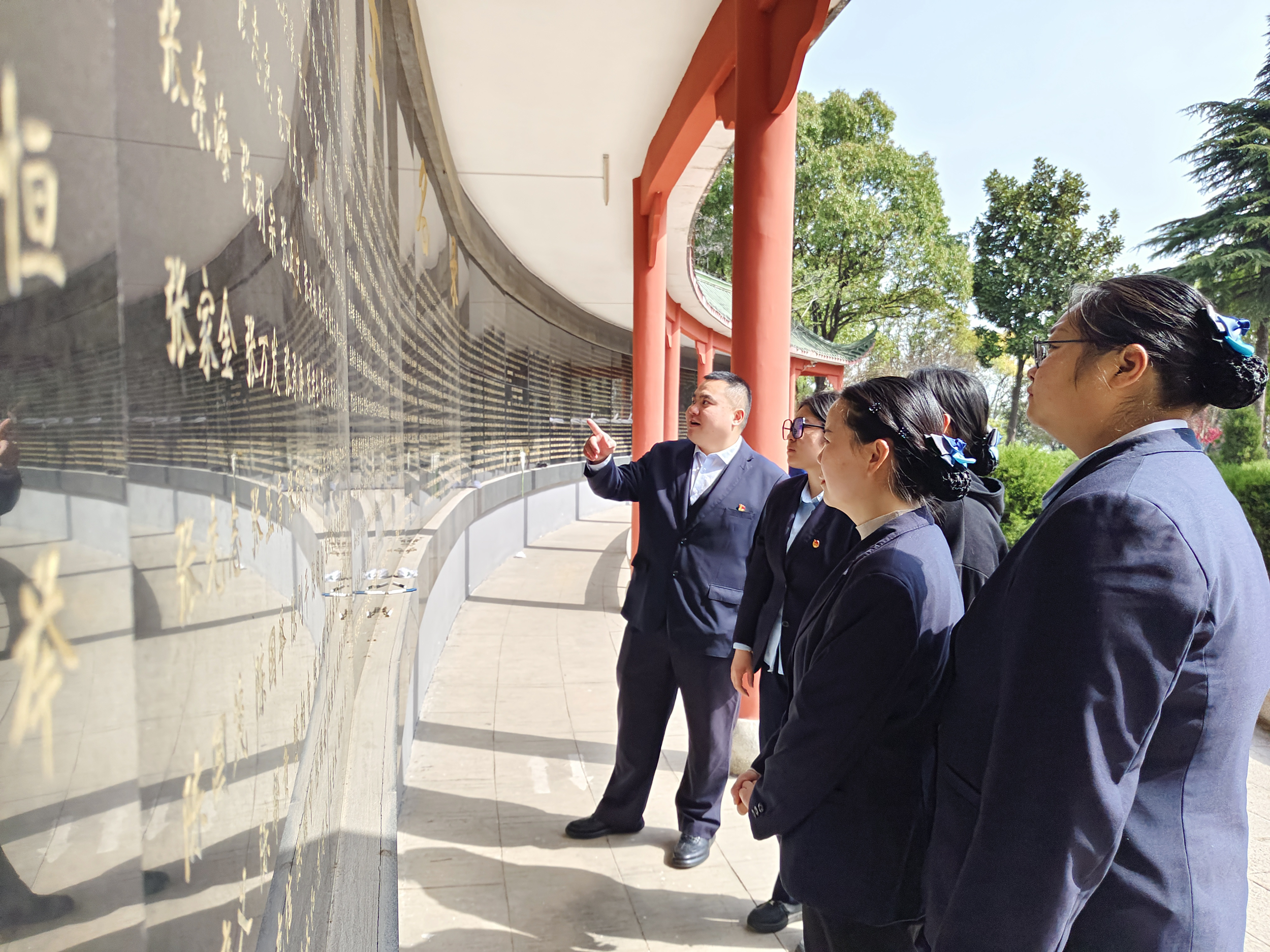 1.参观烈士祠.png