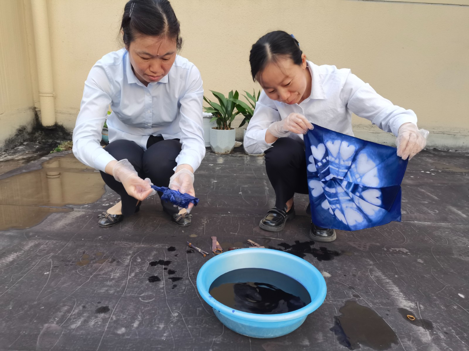 双莲管理所组织开展蜡染活动2.jpg 双莲管理所组织开展蜡染活动2.jpg