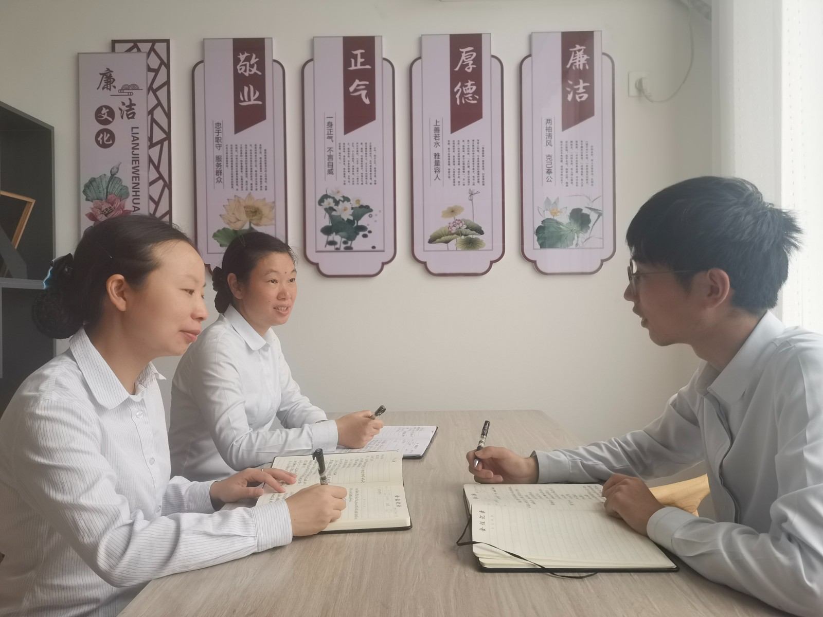 双莲管理所收费三班班组学习.jpg 双莲管理所收费三班班组学习.jpg