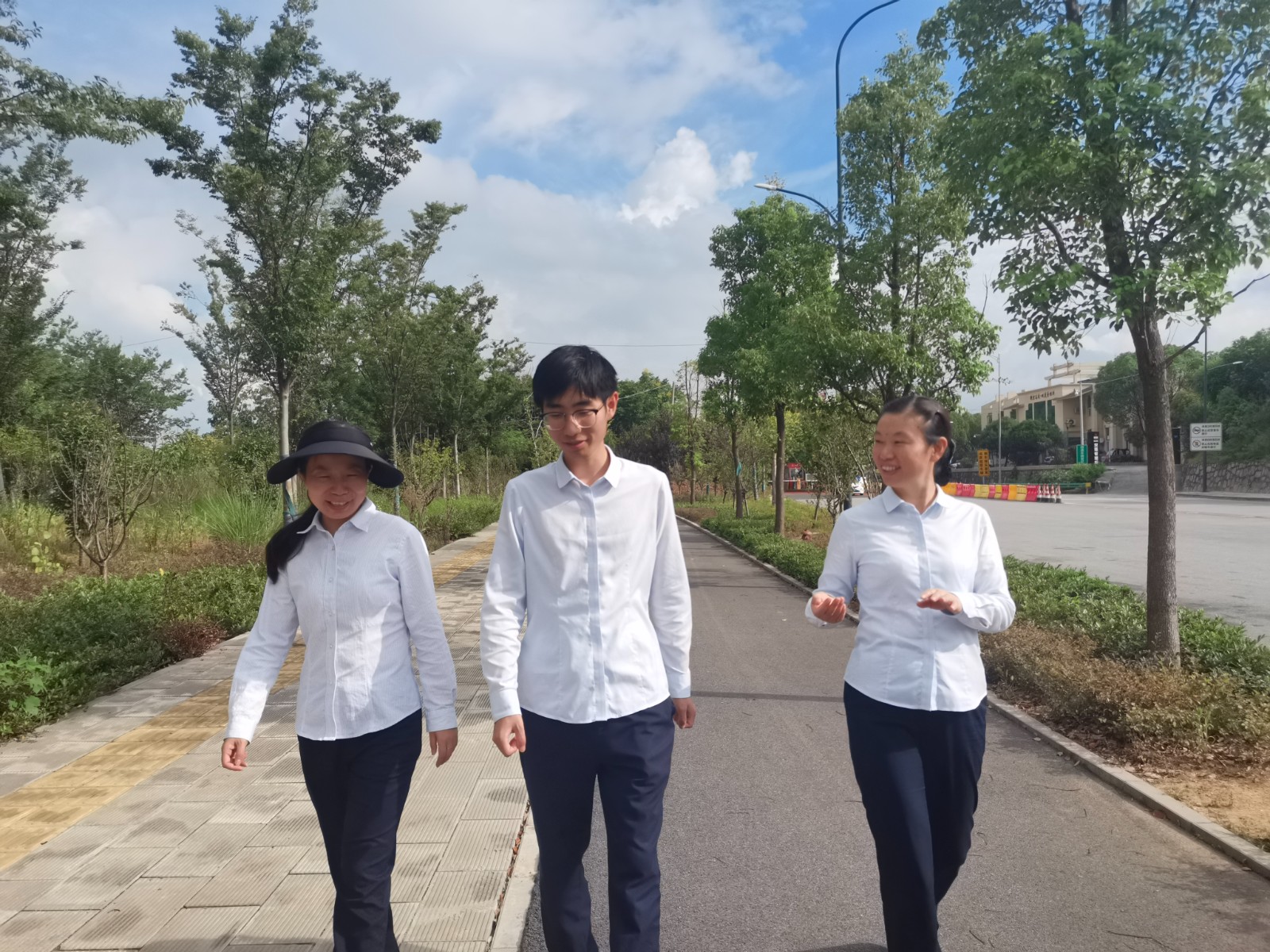 双莲管理所收费三班散步谈心.jpg 双莲管理所收费三班散步谈心.jpg