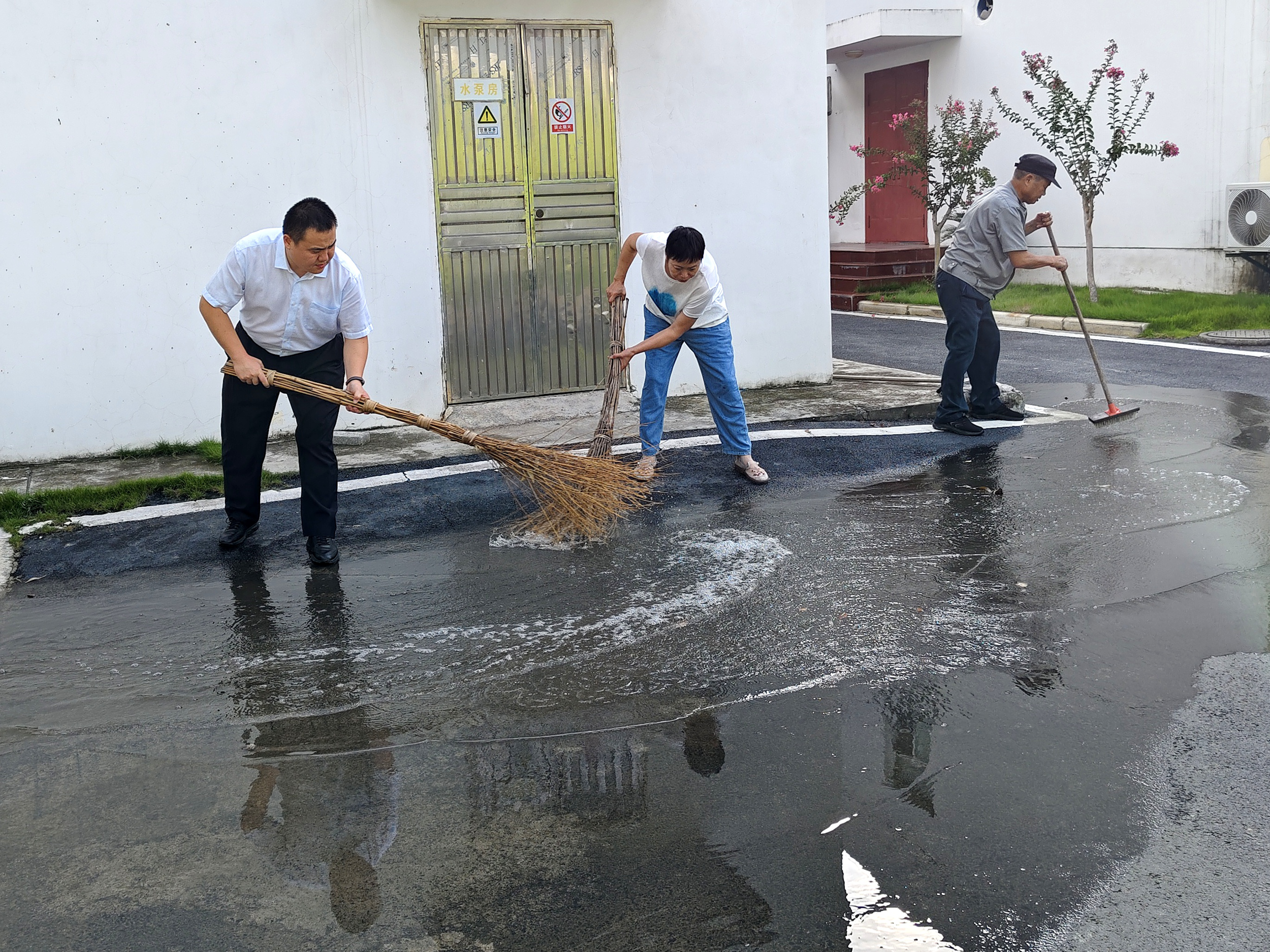 4.雨后及时清理积水.png